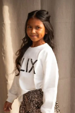 Alix wordltour logo sweater