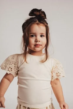 Baje T-shirt met broderie mouwen creme