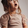 Baje T-shirt met broderie mouwen rose