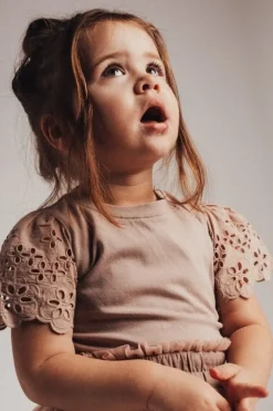 Baje T-shirt met broderie mouwen rose