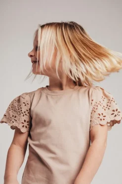 Baje T-shirt met broderie mouwen rose