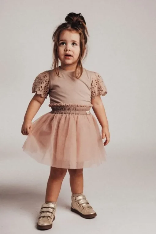 Baje T-shirt met broderie mouwen rose